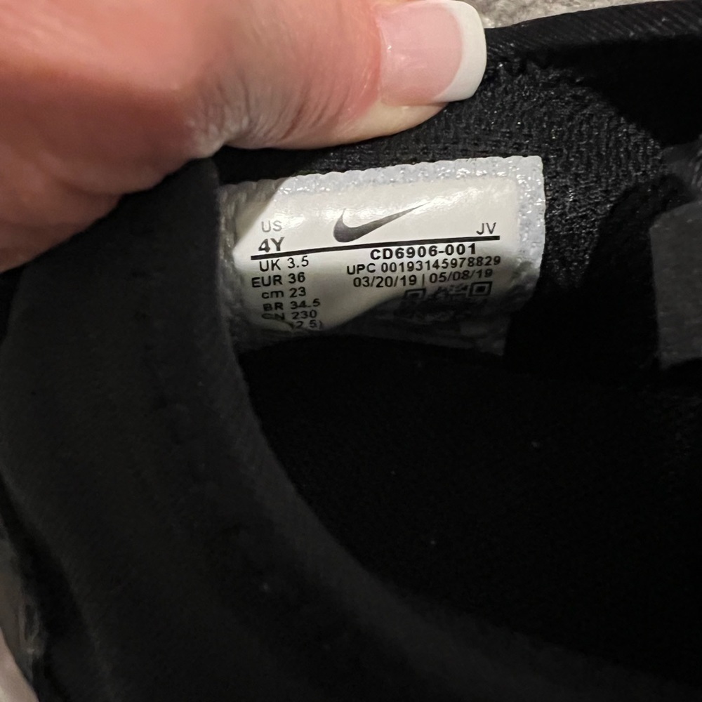 NIKE BLACK RUNNING SNEAKERS SIZE 4 - Picture 7 of 7